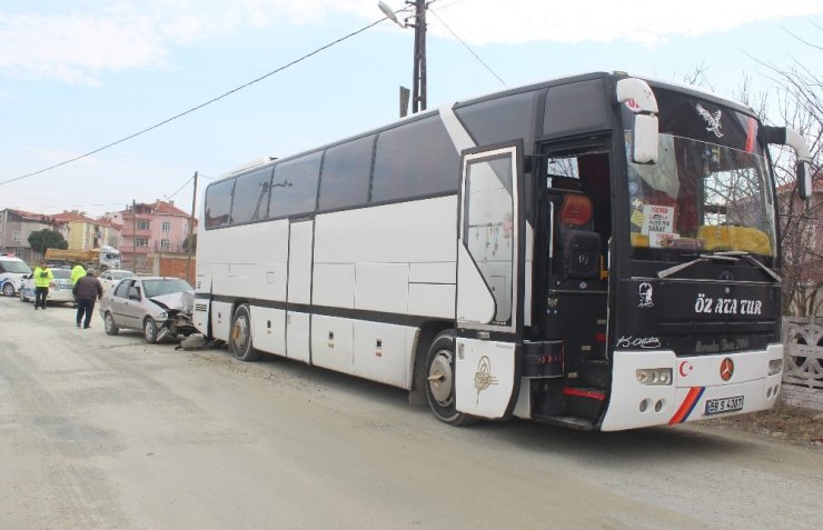 Otomobil park halindeki otobüse çarptı: 1 yaralı