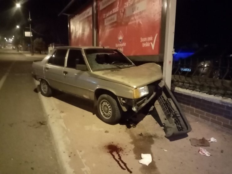 Ters yöne giren araç tabelaya çarptı: 1 yaralı