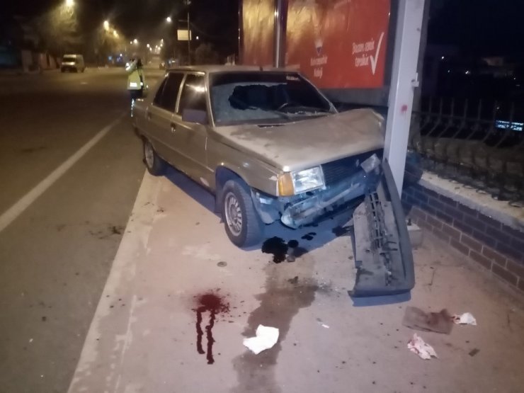 Ters yöne giren araç tabelaya çarptı: 1 yaralı