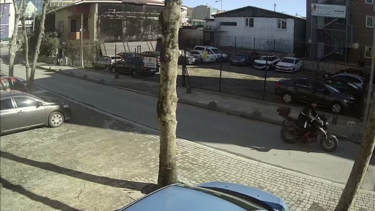 Ümraniye’de motosiklet hırsızlığı kamerada