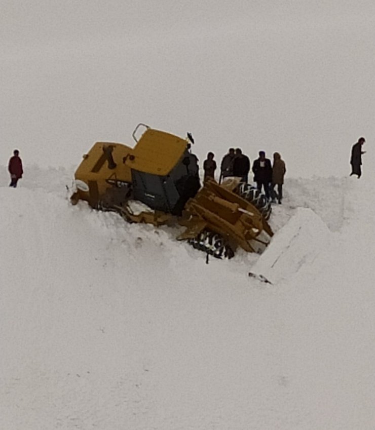 Yol açma çalışması yapan iş makinesi şarampole düştü