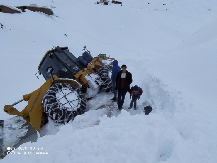 Yol açma çalışması yapan iş makinesi şarampole düştü