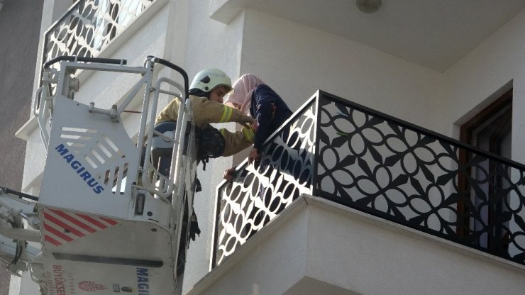 Sancaktepe’de evin alevlere teslim olduğu anlar kamerada