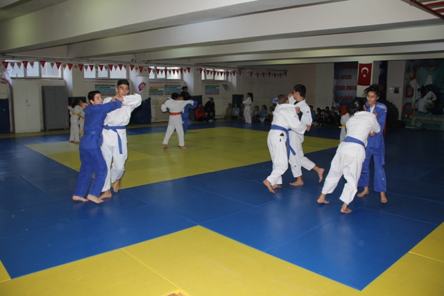 500-cocuk-uyusturucudan-uzaklastirilip-sporcu-yapildi-(8).jpg