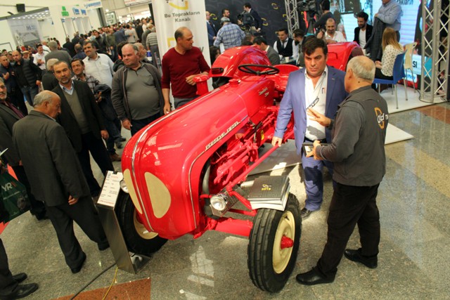 56-yasindaki-traktor-dikkat-cekiyor---(11)-001.jpg