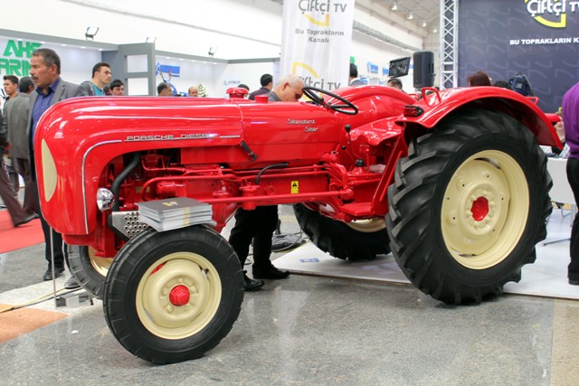 56-yasindaki-traktor-dikkat-cekiyor---(3).jpg