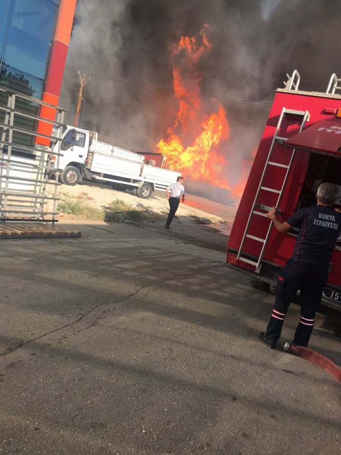 Konya�da mobilya dekorasyon fabrikasında yangın