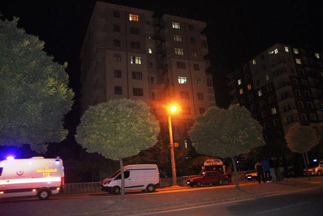 7’nci-kattan-atladi-once-cam-agacinin-uzerine-ardindan-yere-dustu-(4).jpg