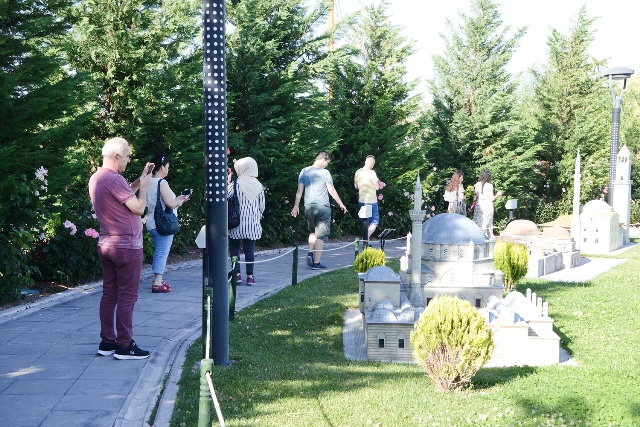 80-binde-devr-i-alem’e-yogun-ilgi-(4).jpg