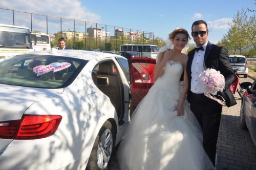 Gelinlikle direksiyon sınavına girdi