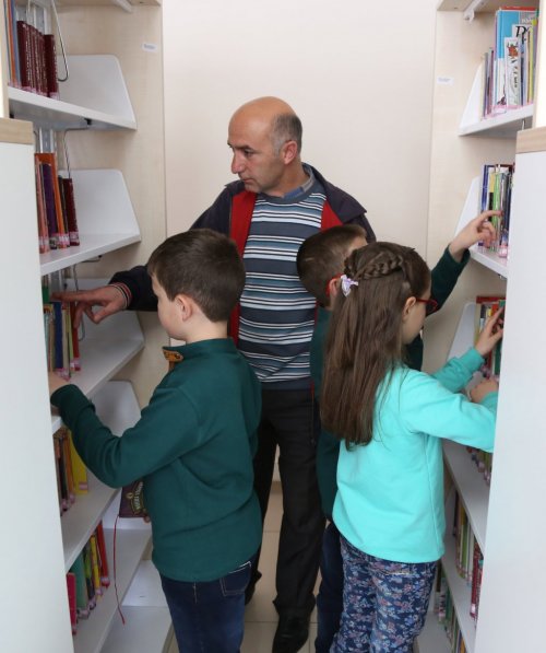 Dört yıldır hafta sonlarını ailece kütüphanede geçiriyorlar