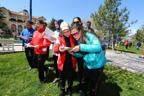 Başbakan Davutoğlu, oryantiring yarışında