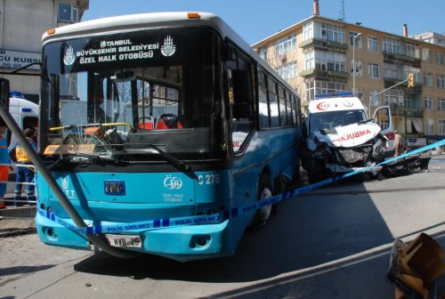 Özel halk otobüsü ile ambulans çarpıştı: 7 yaralı