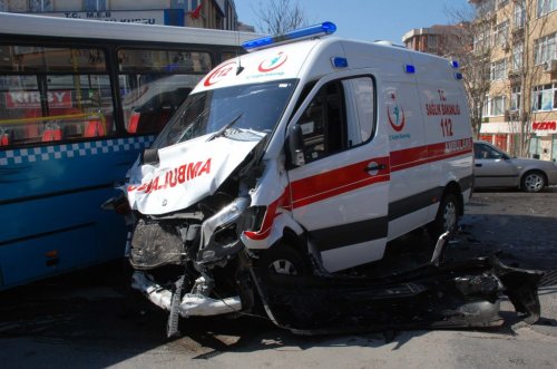 Özel halk otobüsü ile ambulans çarpıştı: 7 yaralı