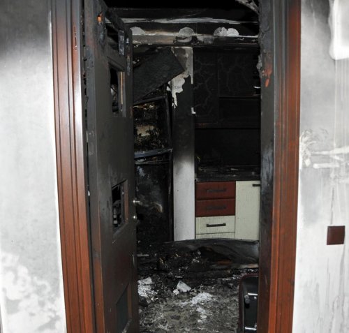 Patlayan buzdolabı hasara neden oldu