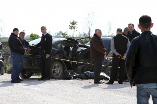 Adana'da trafik kazası:1 ölü 2 yaralı
