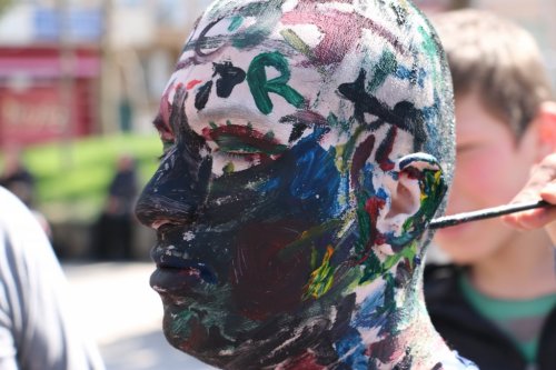 Canlı tuval olup vatandaşlara kendini boyattı