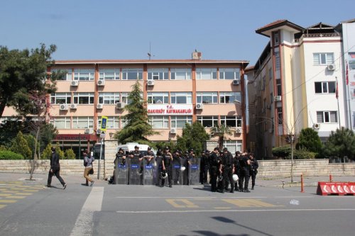 Bakırköy'de Valilik tarafından izin verilmeyen Grup Yorum konseri için toplanan ve uyarılara rağmen dağılmayan gruba müdahale edildi.