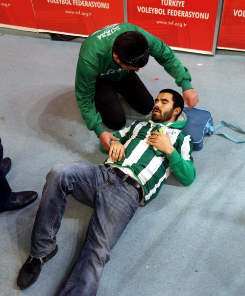 Şampiyonluğa sevinen taraftar tribünden düştü