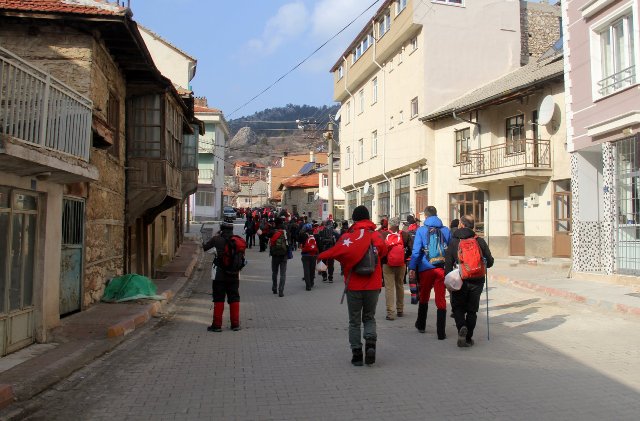afrin-sehitleri-icin-tirmandilar-(7).jpg