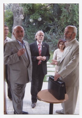 agustos-2006...-ayrilisindan-bes-ay-once-selcuk-universitesi-duayenlere-saygi-toplantisinda...-ortada-ibrahim-sur,-arkaplanda-reyhan-sur..jpg