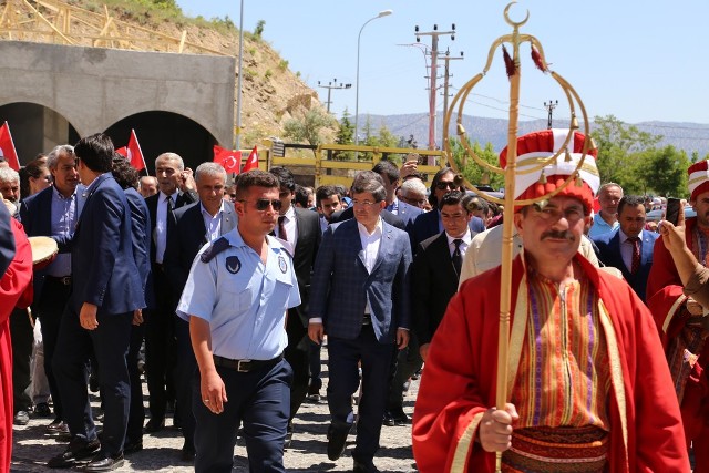 ahmet-davutoglu-hadim-ve-taskent’i-ziyaret-etti-(13).jpg