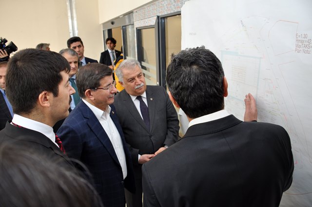 ahmet-davutoglu-neuyu-ziyaret-etti-ve-devam-eden-calismalar-hakkinda-bilgi-aldi-(3).jpg