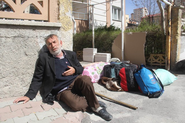 ailesi-tarafindan-kapi-disari--(1).jpg