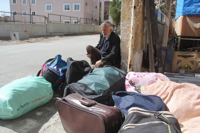 ailesi-tarafindan-kapi-disari--(3).jpg