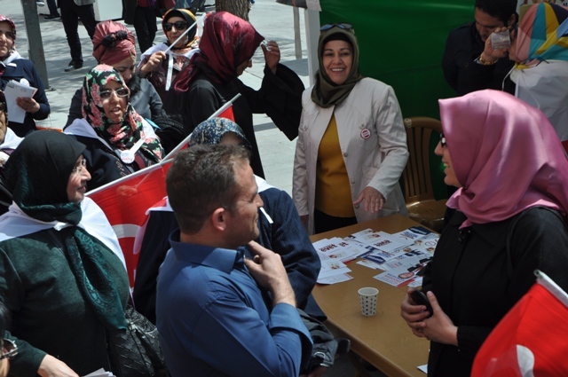 ak-parti-cadirlarinda-evet-coskusu--(1).jpg