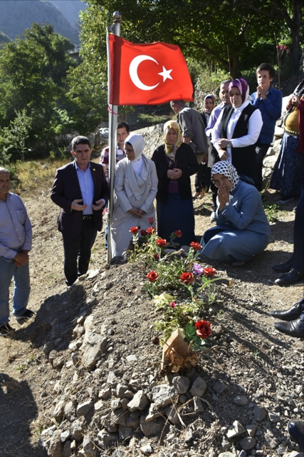 ak-partiden-sehit-ogretmenin-ailesine-bayram-ziyareti-(4).jpg