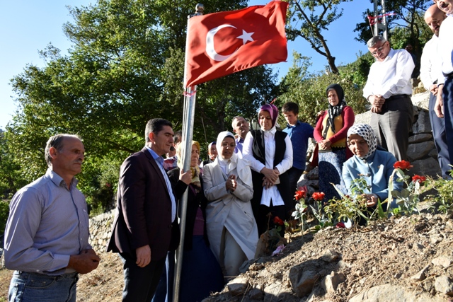 ak-partiden-sehit-ogretmenin-ailesine-bayram-ziyareti-(5).jpg