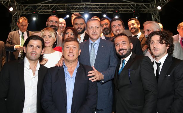 ak_parti_iftarina_unlu_akini_1405717982_8301.jpg ak_parti_iftarina_unlu_akini_1405717982_8301.jpg