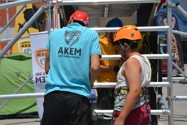 akem-arama-kurtarma-hakkinda-bilinclendiriyor-(1).jpg