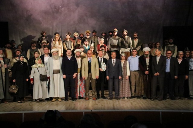 aksehirde-osmancik-isimli-tiyatro-oyunu-sahnelendi-(7).jpg