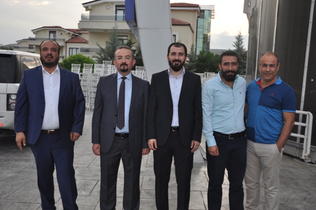 ali-sevval-grup-dostlarla-iftarda-bulustu-(1).jpg