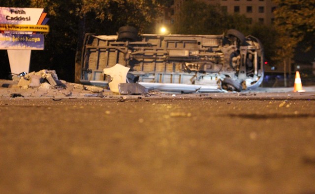 alkollu-otomobil-kullanan-surucunun-carptigi-midibus-yan-yatti-(1).jpg