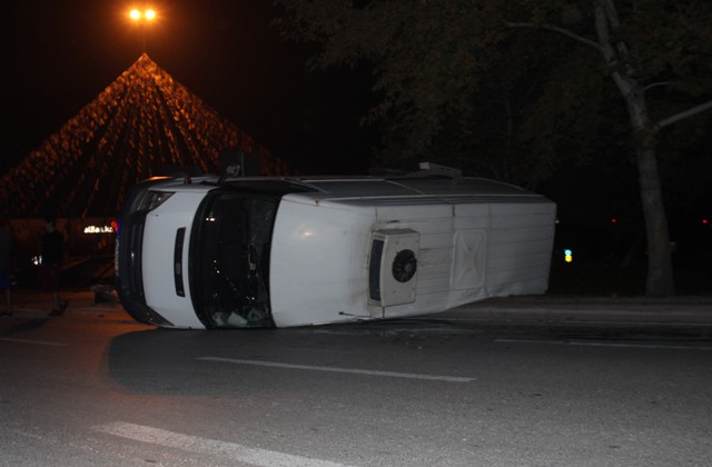 alkollu-otomobil-kullanan-surucunun-carptigi-midibus-yan-yatti-(5).jpg