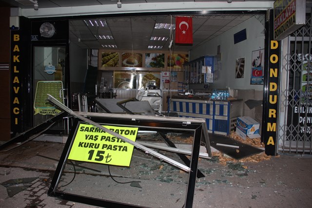 alkollu-surucu-otomobiliyle-tatlici-dukkanina-girdi_9023_dhaphoto2.jpg