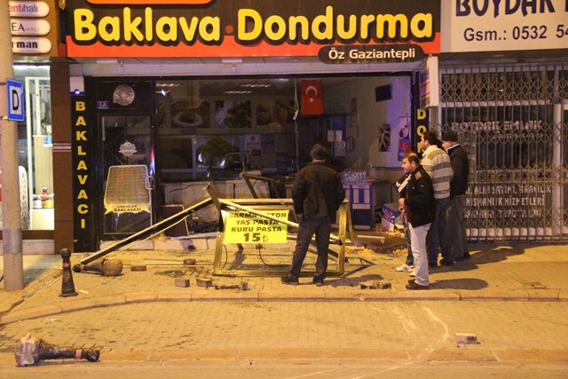 alkollu-surucu-otomobiliyle-tatlici-dukkanina-girdi_9023_dhaphoto4.jpg