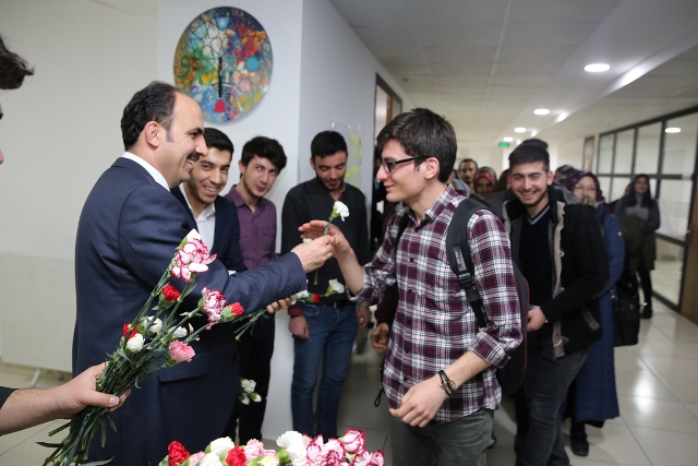 altay-universiteli-genclerle-bulustu-(4).jpg