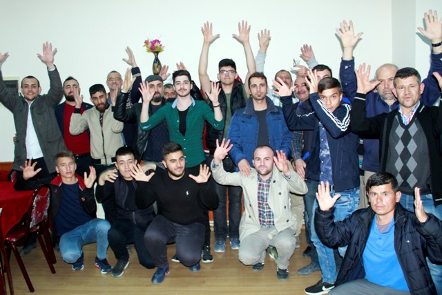 anne-ve-babasi-isitme-engelli-genc,-isitemeyenlerin-kulagi-oluyor-(2).jpg