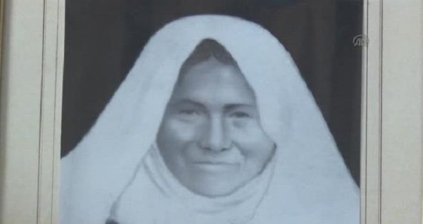 annedavutoglununfotografinigozyaslariylaanlatti142dbfc52c5e2964.jpg