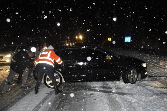 antalya---konya-karayolunda-kar-yagisi-trafigi-olumsuz-etkiledi---(1).jpg