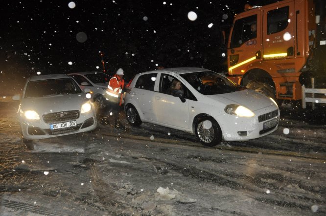 antalya---konya-karayolunda-kar-yagisi-trafigi-olumsuz-etkiledi---(3).jpg