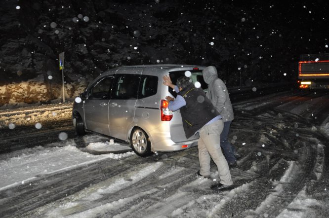 antalya---konya-karayolunda-kar-yagisi-trafigi-olumsuz-etkiledi---(4).jpg