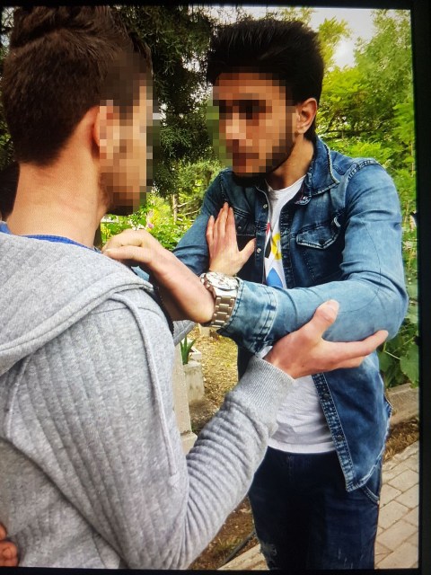arkadasini,-sevgilisini-rahatsiz-ettigi--(5).jpg