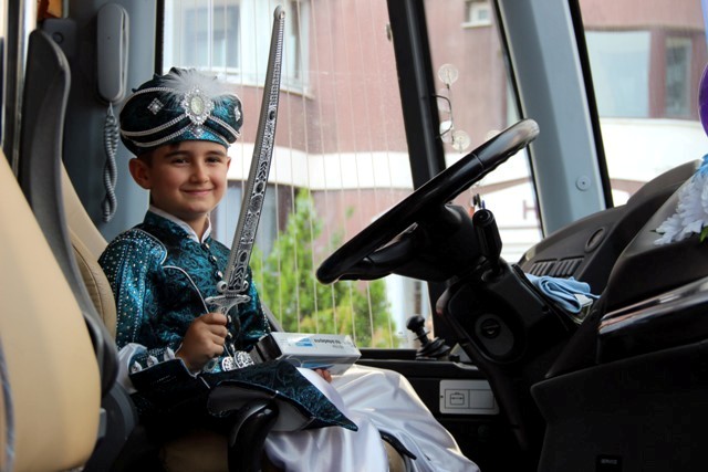 babasinin-maketini-yaptigi-otobusun-gercegine-sunnetinde-bindi--(4).jpg