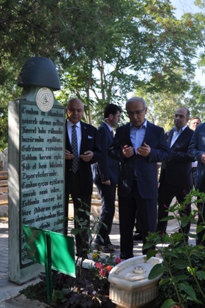 bakan-elvan-mezarlik-ziyareti--(4).jpg