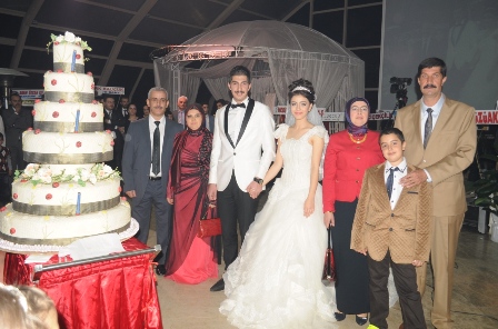 barutcu-ve-unlu-ailelerinin-mutlu-gunu-(2).jpg